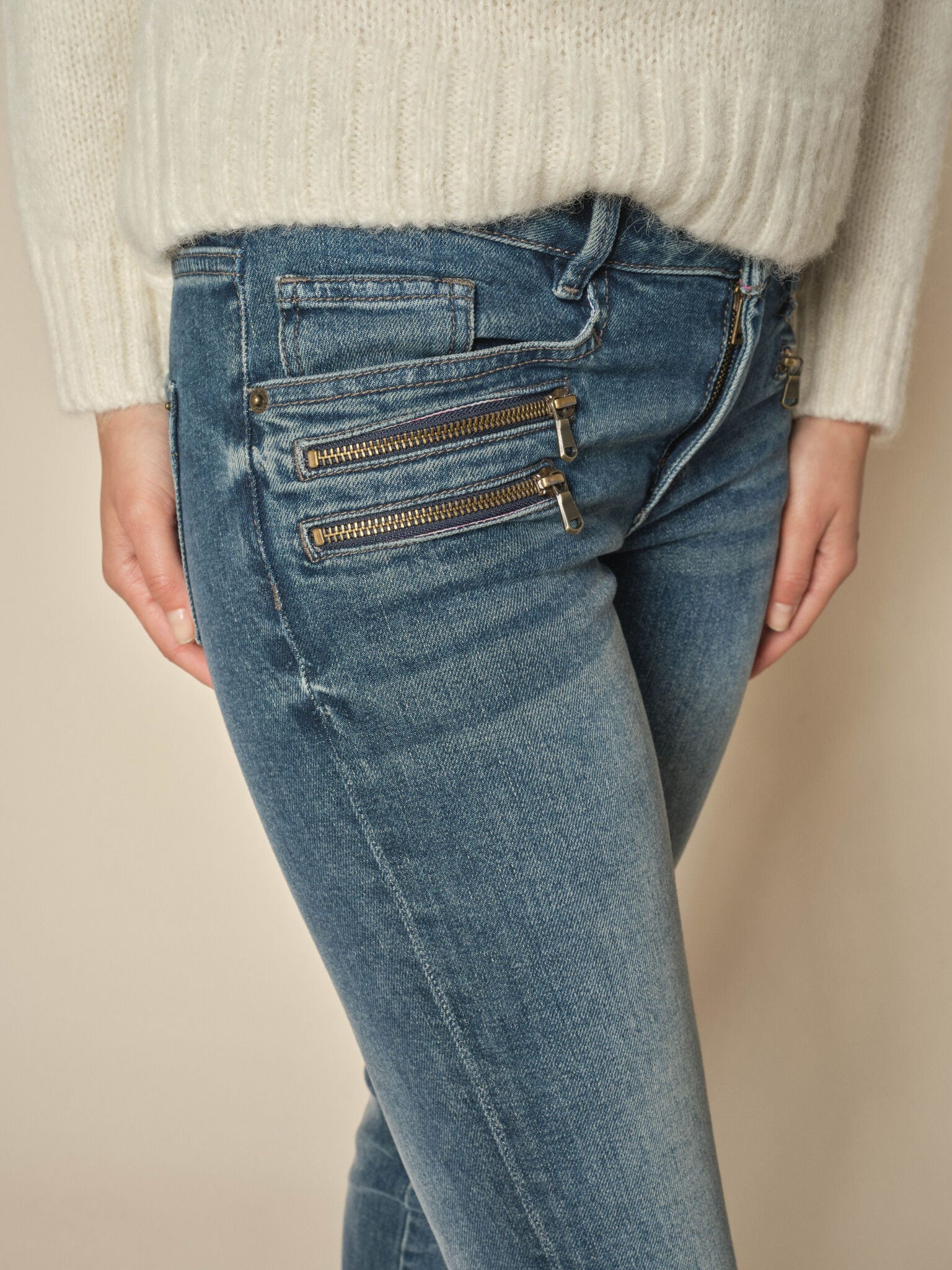 Modelshot / Blue / Detail